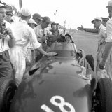 RD 518 - Stirling Moss - Vanwall - Edward Eves with camera