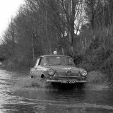 DY 99 - 7 Pat Moss, J Nadin - Ford Cortina