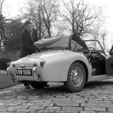 RE 336 - TR3 with Roy Salvadori fixing hood